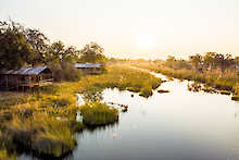 Die Unterkünfte direkt am Wasser im 4 Rivers