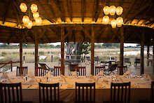 Restaurant mit Innen- und Außenbereich im 4 Rivers