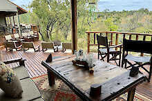 Tansania Tarangire View Camp Lounge Terrasse mit Blick zur Feuerstelle