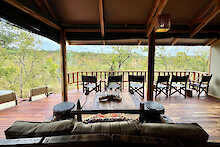 Tansania Tarangire View Camp Terrasse mit Feuerstelle und Sitzgelegenheiten