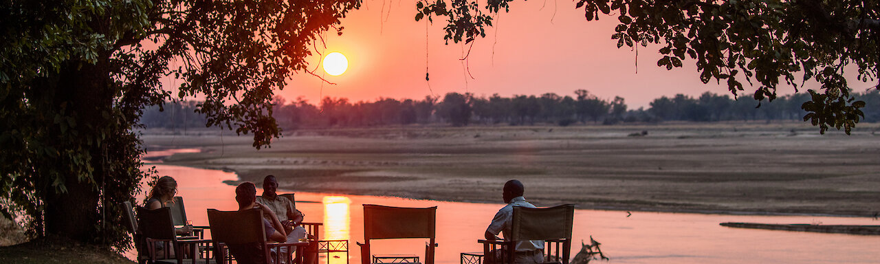 Sonnenuntergang im Tafika Camp am Luangwa Flussufer