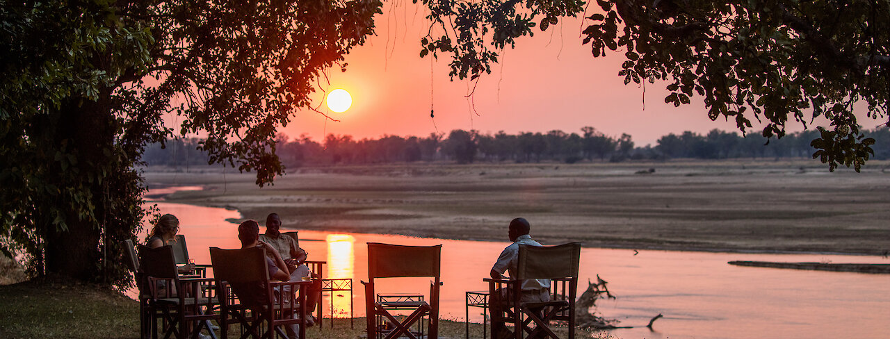 Sonnenuntergang im Tafika Camp am Luangwa Flussufer