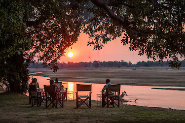 Sonnenuntergang im Tafika Camp am Luangwa Flussufer