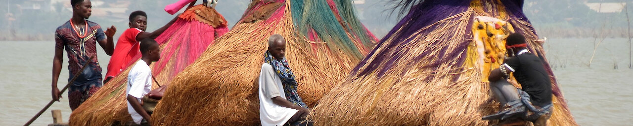 Die Ankunft der Zangbeto auf dem Avo Lagoon