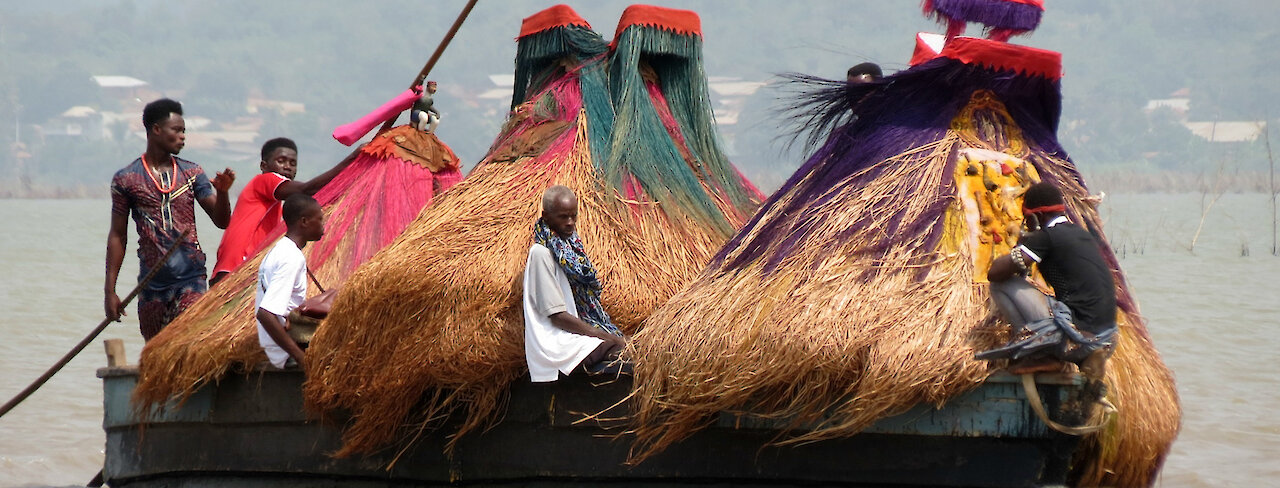 Die Ankunft der Zangbeto auf dem Avo Lagoon
