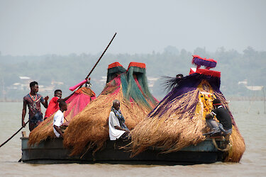 Die Ankunft der Zangbeto auf dem Avo Lagoon