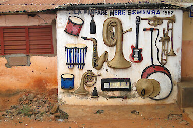 Eine Fassade mit Musikinstrumenten