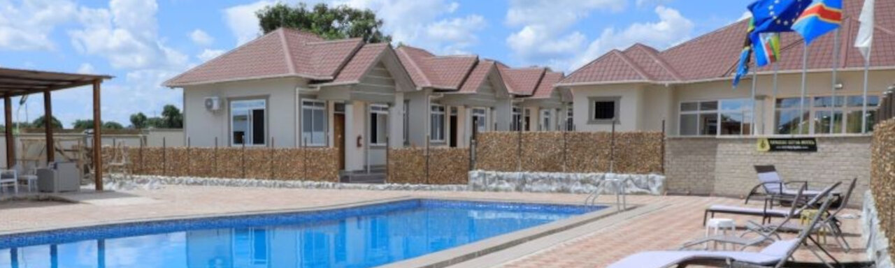 Nangero Royal Hotel mit Außenpool und Liegen neben den Unterkünften