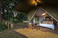 Sitzgelegenheit vor dem Zelt im John´s Camp