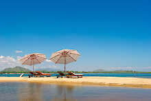 Sonnenliegen am Strand der Pumulani Lodge