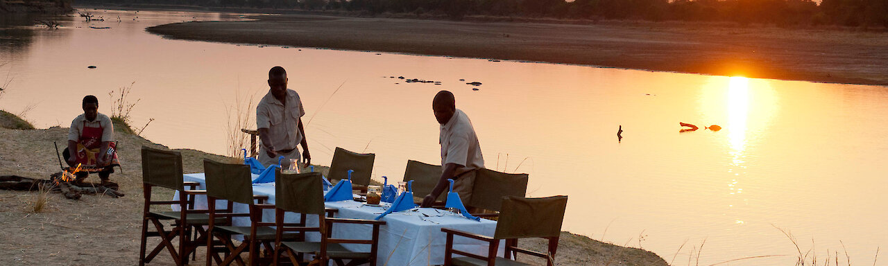 Abendessen am Luangwa-Fluss im Tena Tena Camp