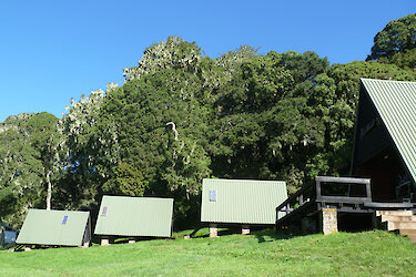 Außenansicht der Mandara-Hütte