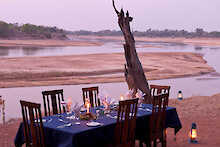 Abendessen am Luangwa-Fluss im Nsefu Camp