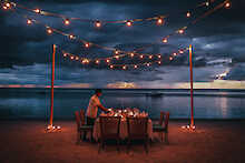 Dinner am Strand mit Lichterketten und Kerzen