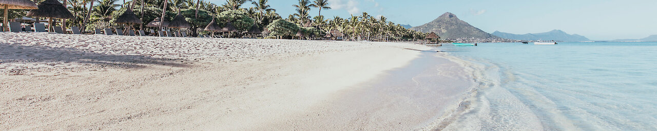 Weißer Strandabschnitt am La Pirogue Hotel auf Mauritius