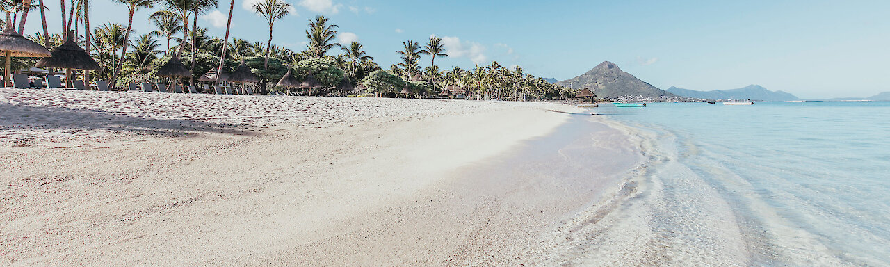 Weißer Strandabschnitt am La Pirogue Hotel auf Mauritius