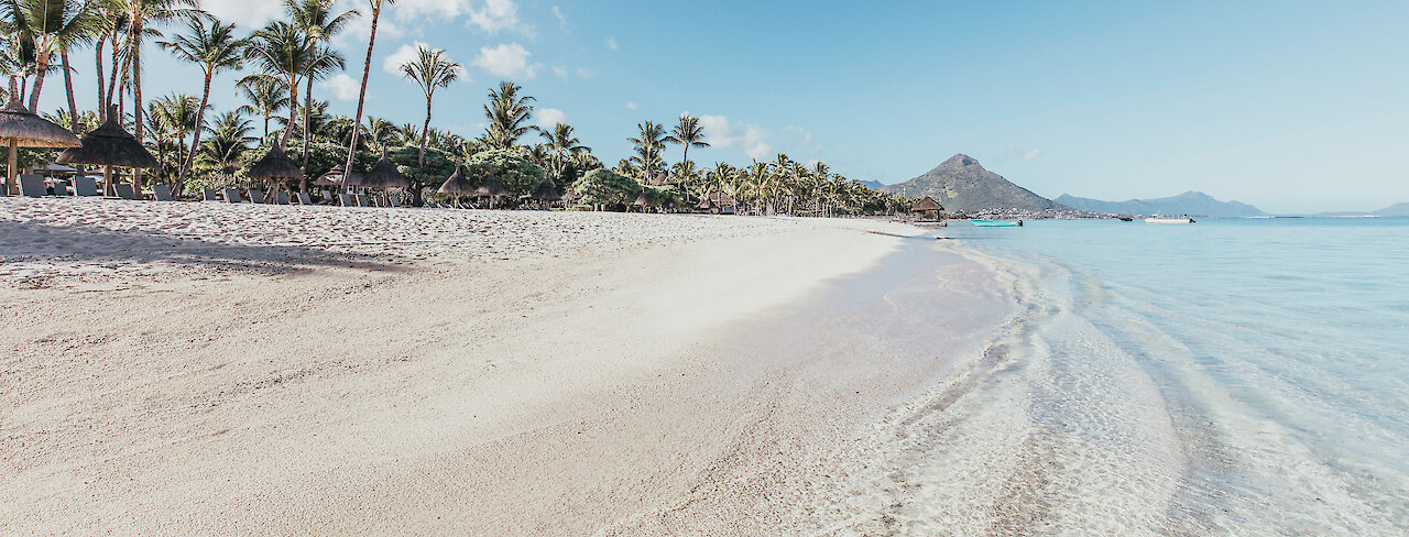 Weißer Strandabschnitt am La Pirogue Hotel auf Mauritius