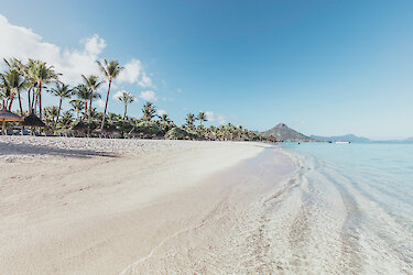 Weißer Strandabschnitt am La Pirogue Hotel auf Mauritius
