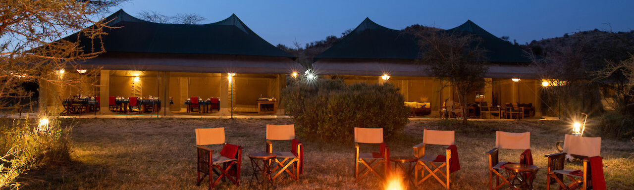 Feuerstelle vor dem Nyikani Camp Central Serengeti