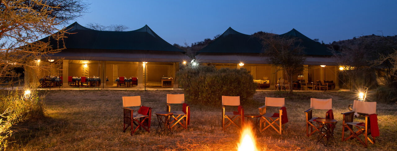 Feuerstelle vor dem Nyikani Camp Central Serengeti