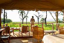 Blick auf die Terrasse vom Zimmer im Kisima Ngeda Camp