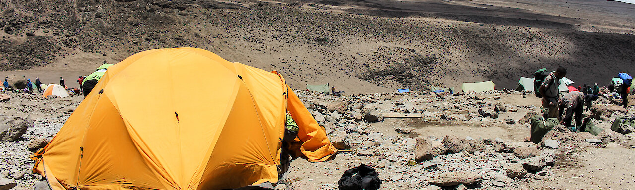 Ein gelbes Zelt spendet Zuflucht bei der Kilimandscharo Wanderung