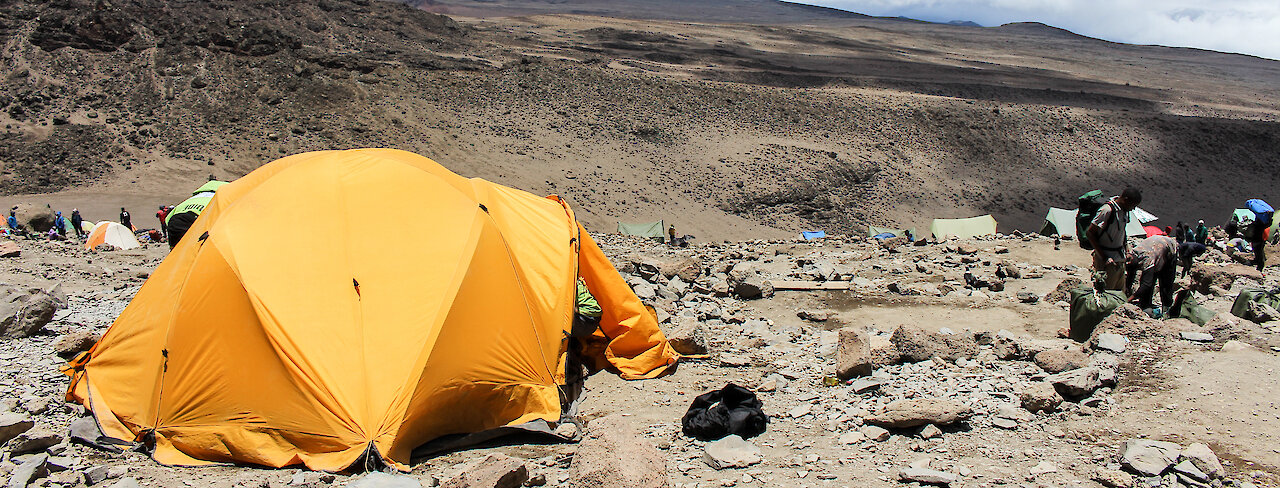 Ein gelbes Zelt spendet Zuflucht bei der Kilimandscharo Wanderung