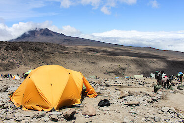 Ein gelbes Zelt spendet Zuflucht bei der Kilimandscharo Wanderung