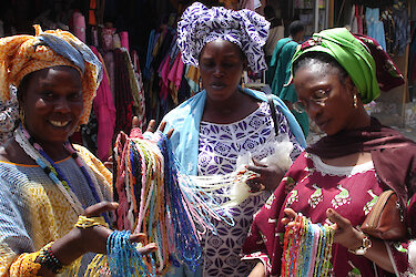 Frauen mit bunten bändern auf einem Markt