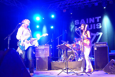 Frauen mit Gitarren auf der Bühne