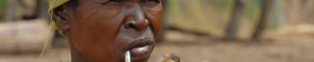 Frau mit Pfeife im Tamberma Tal