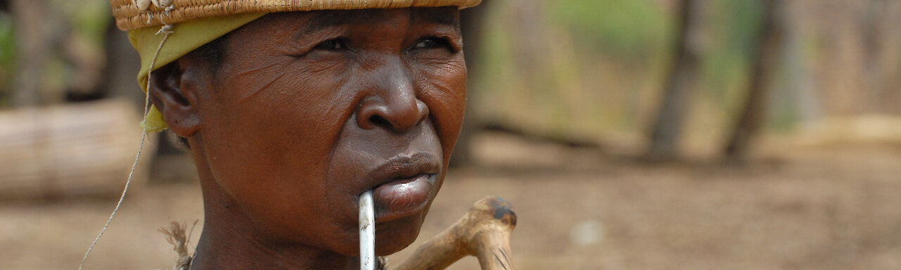 Frau mit Pfeife im Tamberma Tal