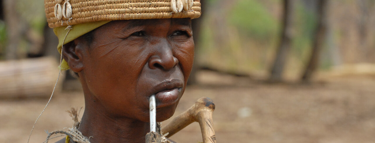 Frau mit Pfeife im Tamberma Tal