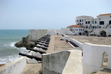Historische Kanonen im Fort von Cape Coast