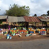 Marktstände mit Obst in Tansania
