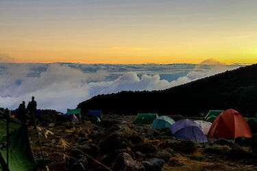 Ausblick auf das Wolkenverhängte Tal vom Camp aus