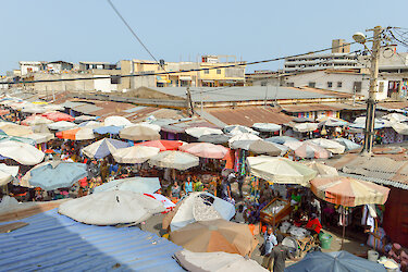Luftaufnahme eines Markts in Lomé
