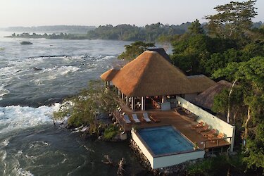 Luftaufnahme der Lodge am Fluss. Uganda