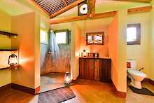 Badezimmer in der Amuka Safari Lodge in Uganda