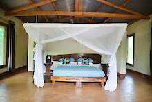 Schlafzimmer in der Amuka Safari Lodge in Uganda