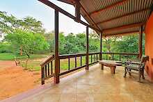 Terrasse in der Amuka Safari Lodge in Uganda