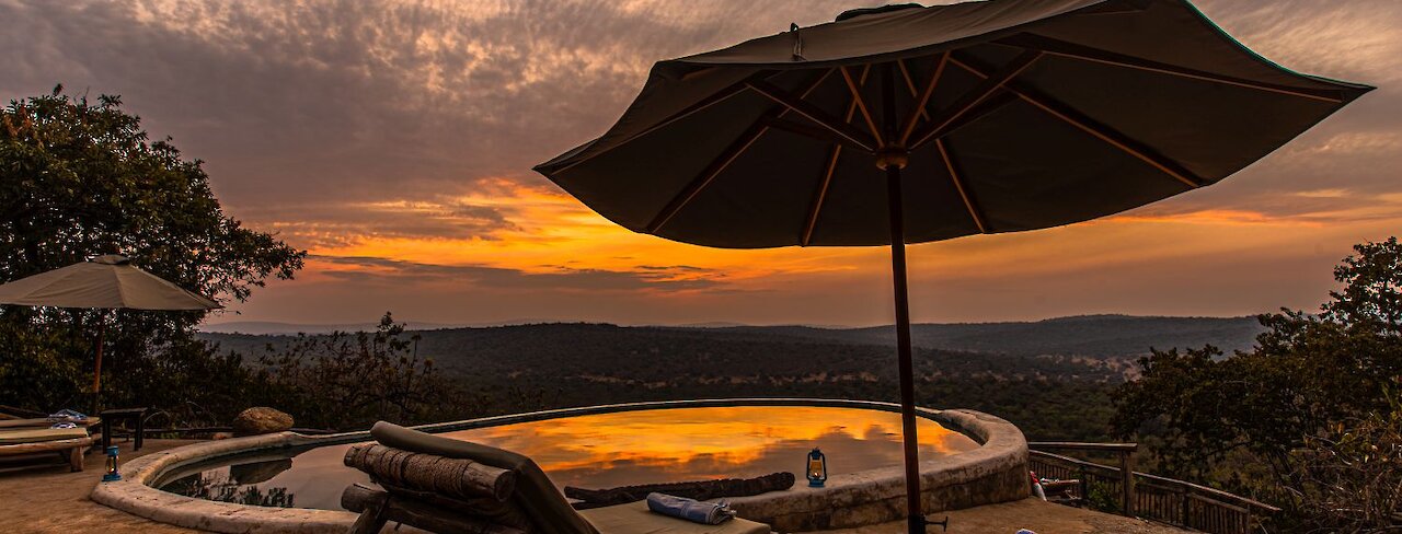 Mihingo Lodge Blick zum Pool im Sonnenuntergang in Uganda