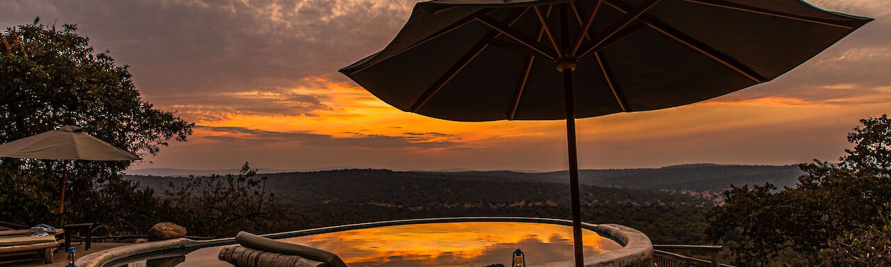 Mihingo Lodge Blick zum Pool im Sonnenuntergang in Uganda