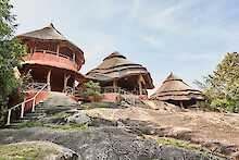 Mihingo Lodge in Uganda. Blick auf Rondavels.