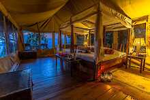 Mihingo Lodge in Uganda. Blick ins Schlafzimmer im Zelt.