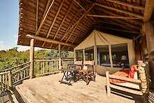 Mihingo Lodge in Uganda. Blick auf Terrasse und Eingang zum Zelt.