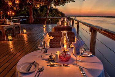 Chobe Game Lodge Terrasse mit Candlelightdinner am Ufer vom Chobe in Botswana