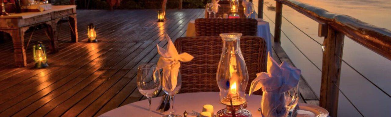 Chobe Game Lodge Terrasse mit Candlelightdinner am Ufer vom Chobe in Botswana