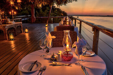 Chobe Game Lodge Terrasse mit Candlelightdinner am Ufer vom Chobe in Botswana