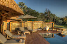 Camp Okavango Sonnenliegen am Pool
